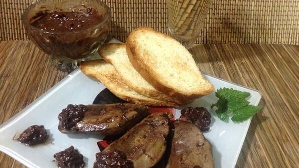 жареная фуагра с шоколадным соусом