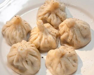 Хинкали с базиликом и перцем чили