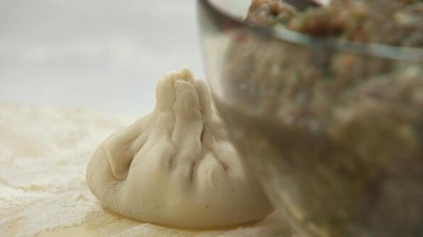 хинкали с базиликом и перцем чили