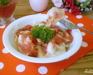 Пельмени под соусом