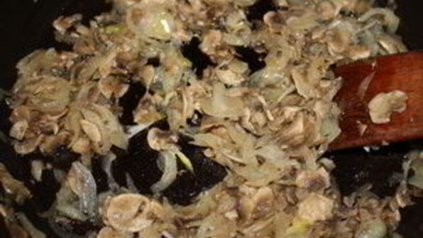 пельмени с уткой и клюквенным соусом