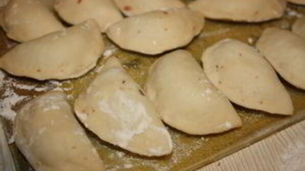 пельмени с уткой и клюквенным соусом