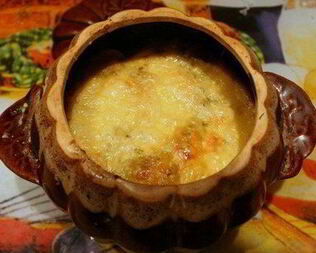 Жареные пельмени с овощами в горшочке