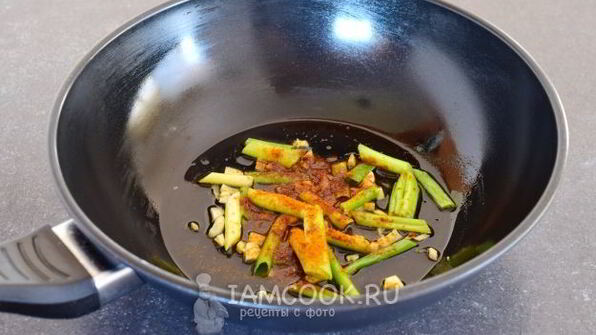 плов из булгура с баклажанами