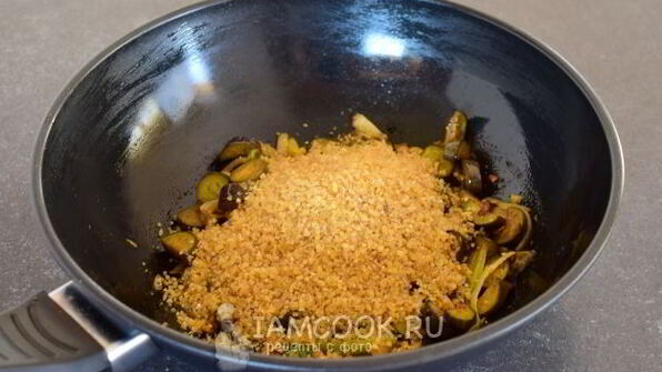 плов из булгура с баклажанами