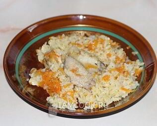 Плов с куриными крылышками на сковороде