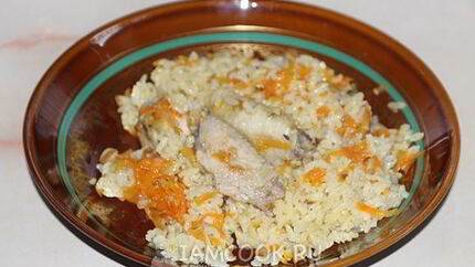 Плов с куриными крылышками на сковороде