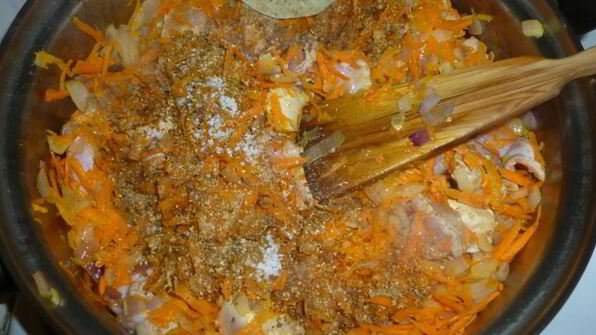 плов с мясом кролика и коричневым рисом