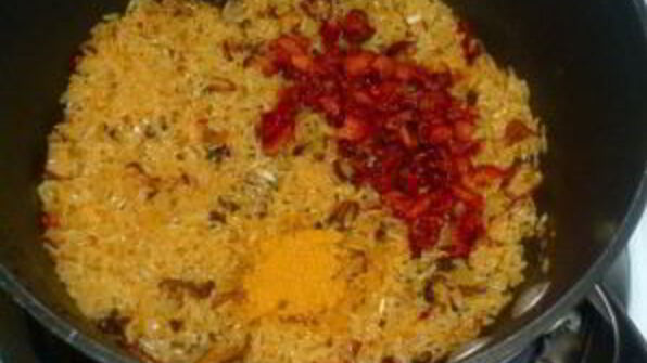 плов со свининой в кастрюле