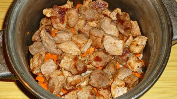 плов в кастрюле со свининой