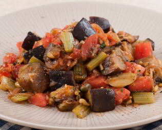 Итальянская капоната со свежими томатами