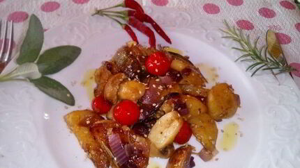 Капоната из молодого картофеля с шалфеем и розмарином