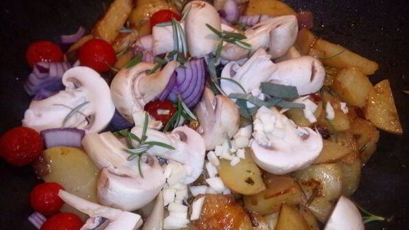 капоната из молодого картофеля с шалфеем и розмарином