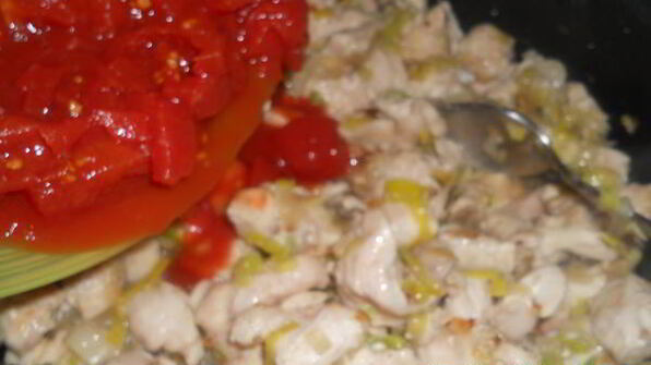 куриное рагу с помидорами и луком