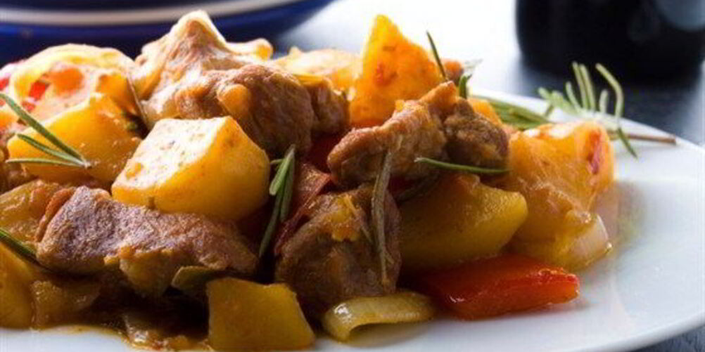 Рецепт острого свиного рагу с парикой, перцем чили и картофелем