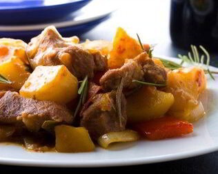 Острое свиное рагу с парикой, перцем чили и картофелем