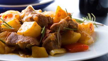 Острое свиное рагу с парикой, перцем чили и картофелем