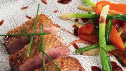 Пряная утка с рагу из зеленого лука и болгарского перца