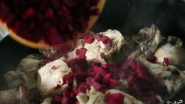 рагу из курицы со свеклой