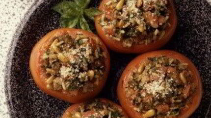 Итальянские, фаршированные ризотто помидоры с шафраном и базиликом