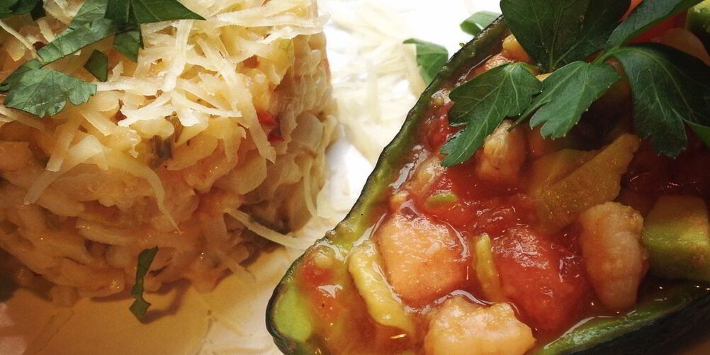 Рецепт ризотто с креветками и салатом из авокадо