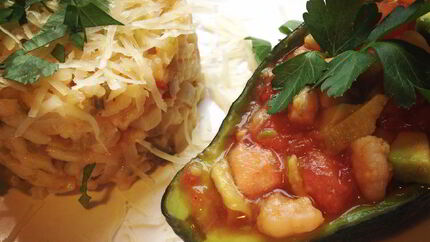 Ризотто с креветками и салатом из авокадо