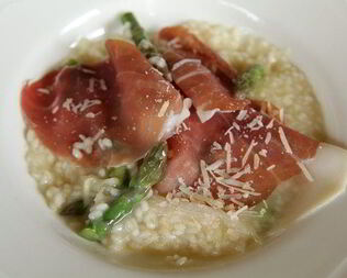 Ризотто со спаржей и пармской ветчиной