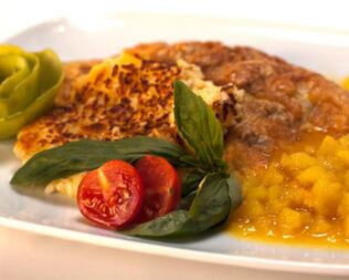 Свиная отбивная с ризотто и яблочным чатни