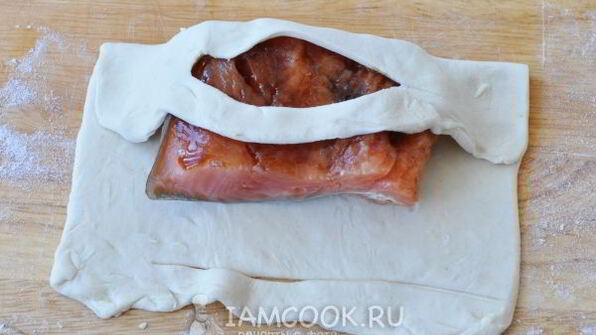 горбуша, запеченная в слоеном тесте