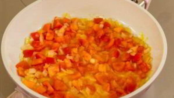 кальмары с рисом и помидорами