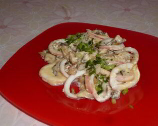 Кальмары, тушенные с грибами, луком и сыром