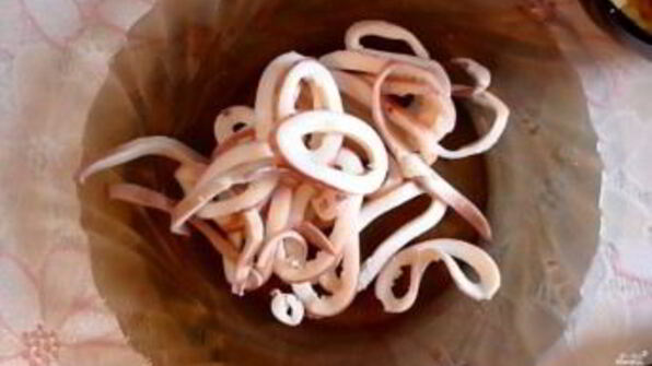 кальмары, тушенные с грибами, луком и сыром