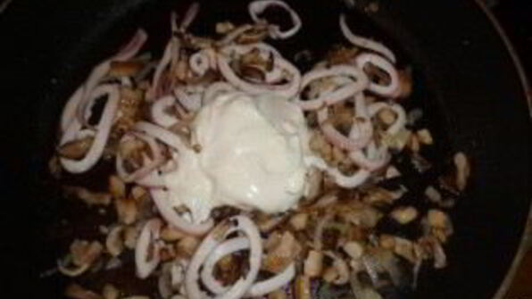 кальмары, тушенные с грибами, луком и сыром