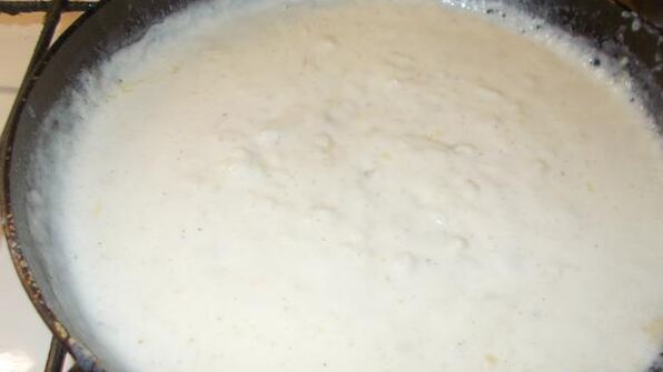 хек с авокадо и горошком, запеченный под бешамелем