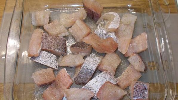 хек с авокадо и горошком, запеченный под бешамелем