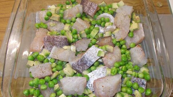 хек с авокадо и горошком, запеченный под бешамелем