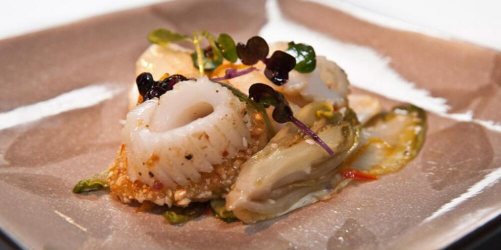 Рецепт хрустящих кальмаров с цикорием в апельсиново-кунжутной заправке