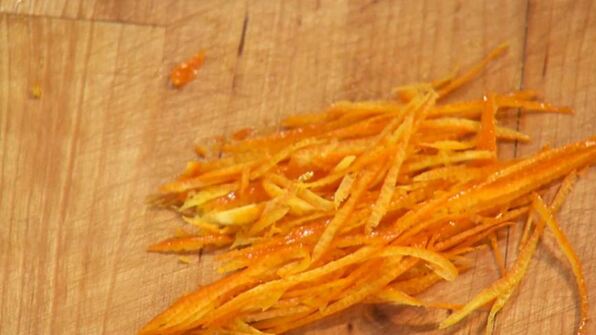 хрустящие кальмары с цикорием в апельсиново-кунжутной заправке