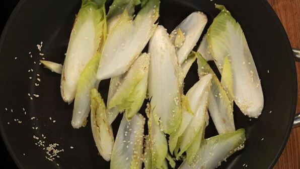 хрустящие кальмары с цикорием в апельсиново-кунжутной заправке