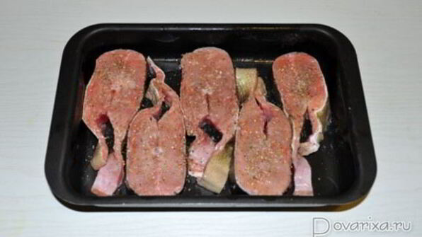 красная рыба, запеченная в сливках