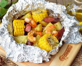 Креветки с картофелем и кукурузой в фольге