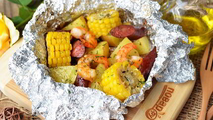 Креветки с картофелем и кукурузой в фольге