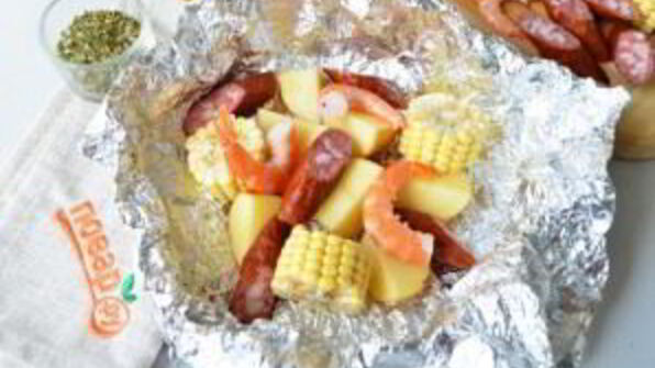 креветки с картофелем и кукурузой в фольге