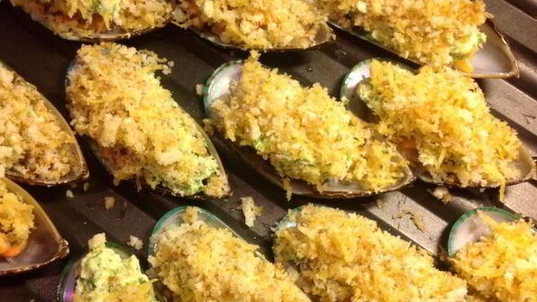 мидии, запеченные в створках