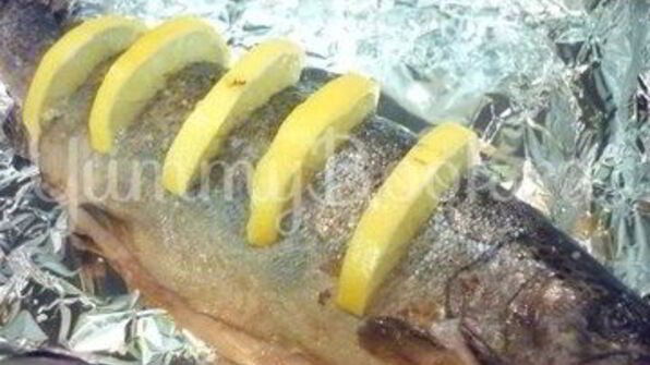 радужная форель, запеченная в фольге с лимоном