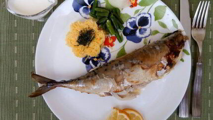 Скумбрия с лимоном и луком
