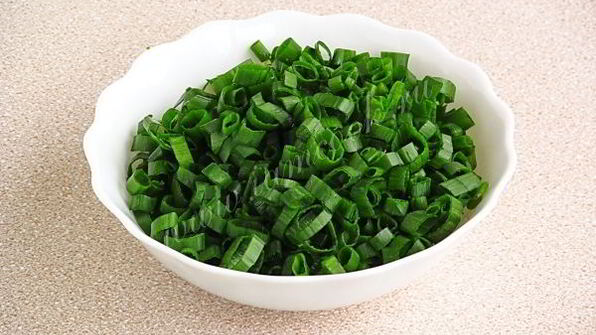 толстолобик, тушеный в укропно-луковом соусе