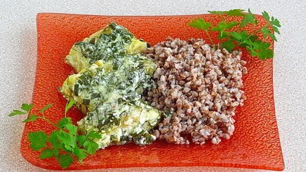 толстолобик, тушеный в укропно-луковом соусе