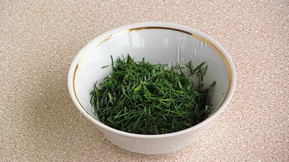 толстолобик, тушеный в укропно-луковом соусе