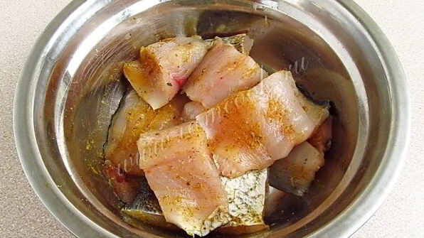 толстолобик, тушеный в укропно-луковом соусе